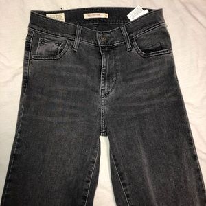 Levi high rise jeans.. never worn SIZE 26